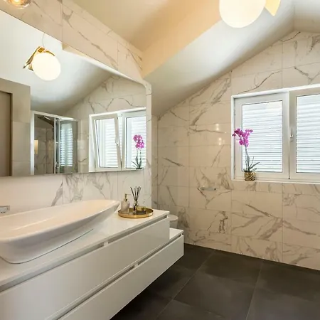 Fox Exclusive Kaštela