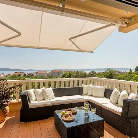 Fox Exclusive Willa *