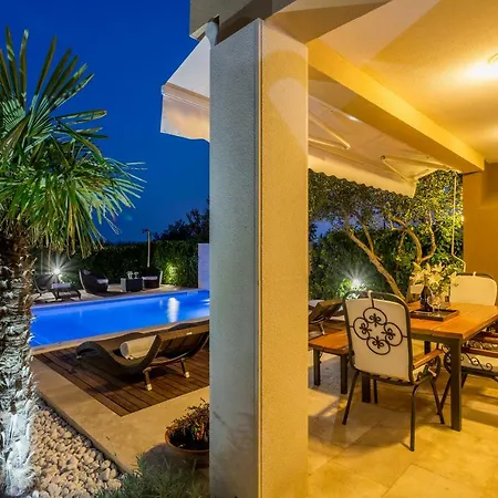 Fox Exclusive Kastela