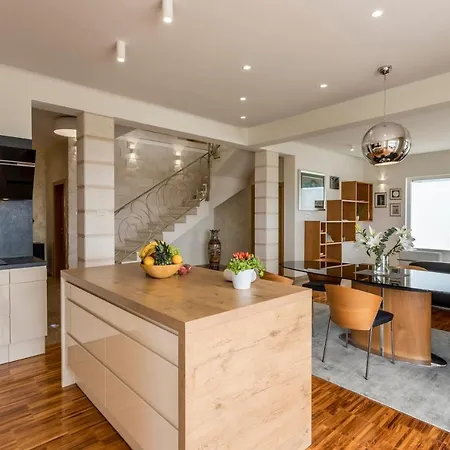 Fox Exclusive * Kaštela